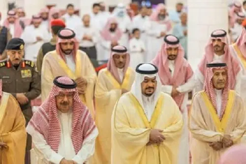نائب أمير الرياض يؤدي صلاة الميت على الأمير الوليد بن خالد بن طلال