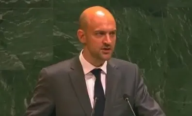 وزير خارجية فرنسا: لا يمكن قبول استهداف النساء والأطفال وهم يتلقون المساعدات