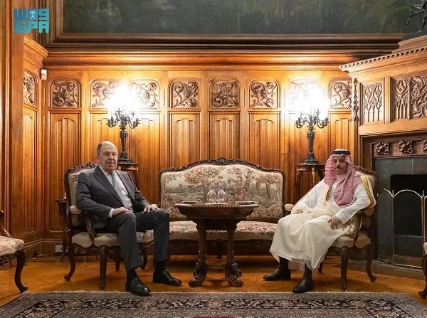وزير الخارجية ونظيره الروسي يبحثان تطورات الأوضاع في المنطقة