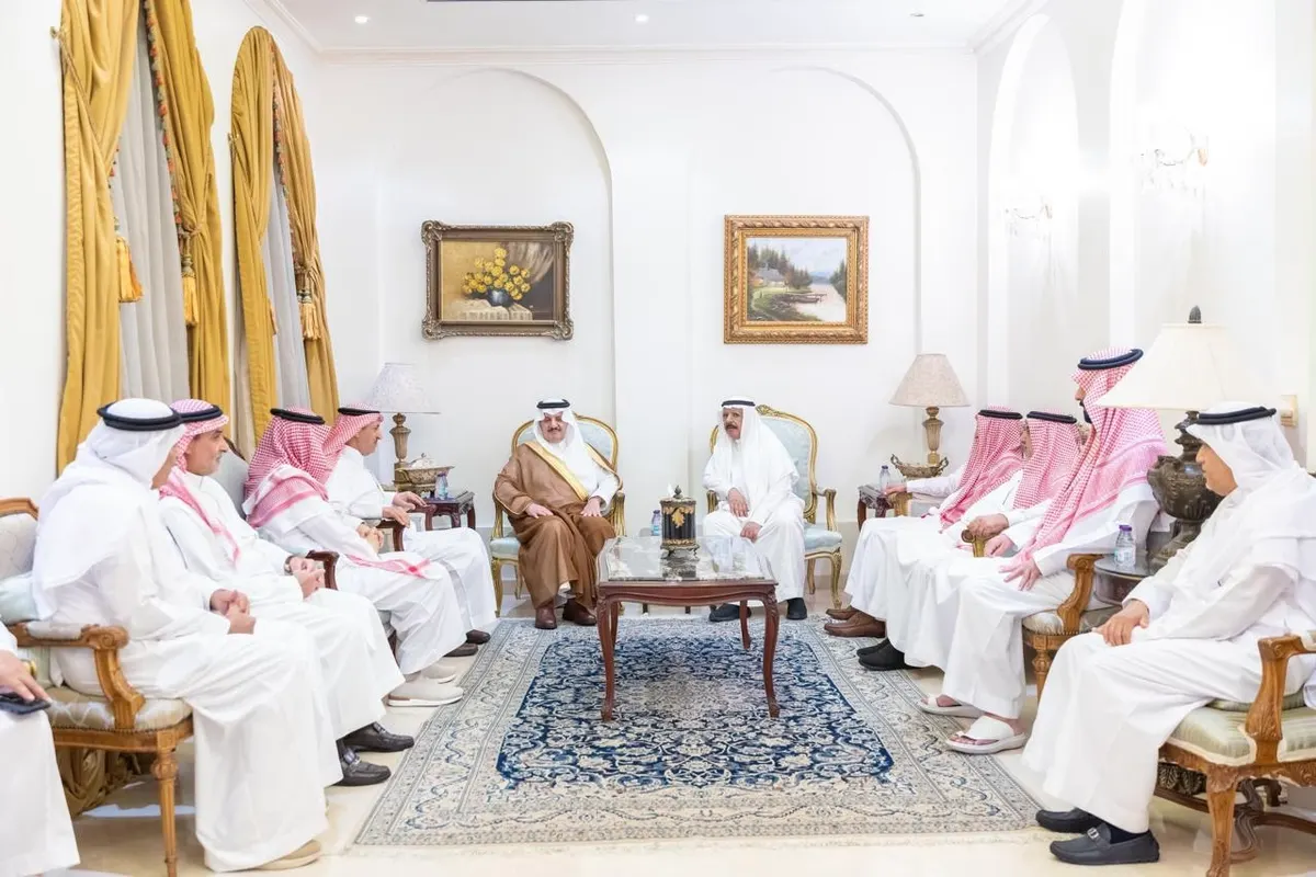 أمير المنطقة الشرقية يعزي أسرة الثنيان