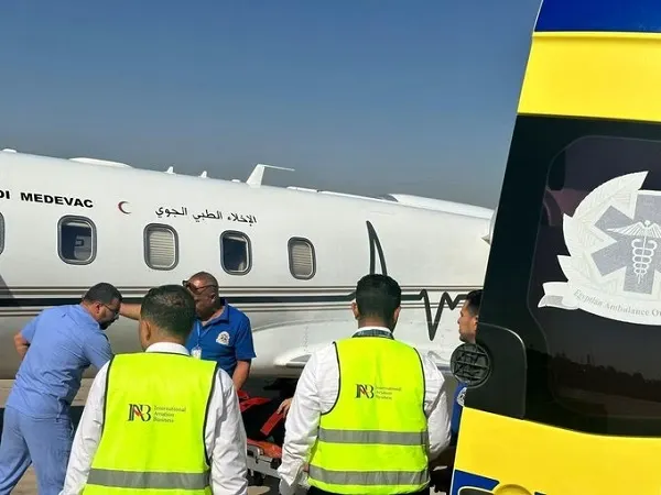 إخلاء طبي عاجل لمواطنة في حالة حرجة من القاهرة