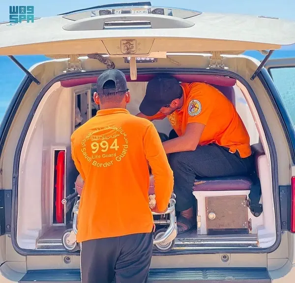 إنقاذ 3 مواطنين من الغرق في تبوك