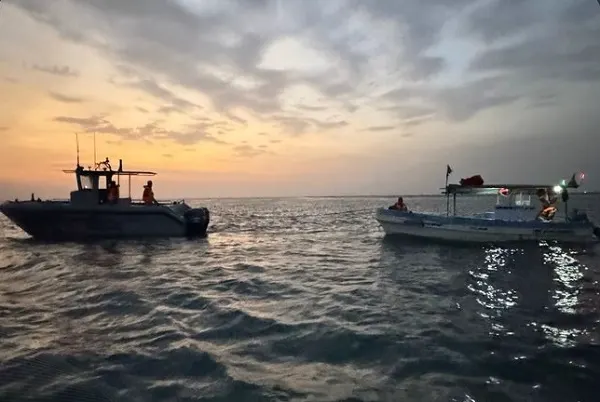 القنفذة.. إنقاذ مصريين تعطل قاربهما في عرض البحر