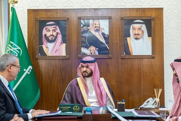الأمير سعود بن بندر يطلع على مشاريع “روشن”
