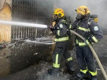 الرياض.. إخماد حريق محال تجارية في حي الرمال