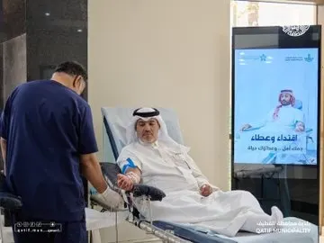 موظفو بلدية القطيف يتبرعون بالدم