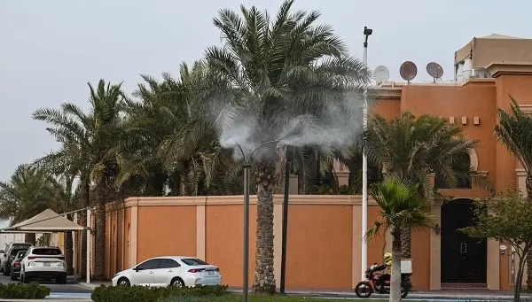 بلدية الظهران تواجه الرطوبة بالرذاذ المائي في الحدائق والمَمَاشي