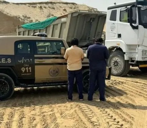 الشرقية.. ضبط يمني وباكستاني جرفا التربة