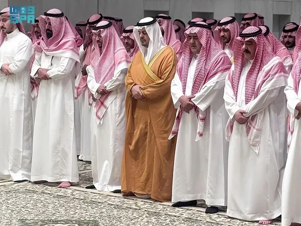 نائب أمير مكة يؤدي صلاة الميت على والدة الأمير فهد بن مقرن