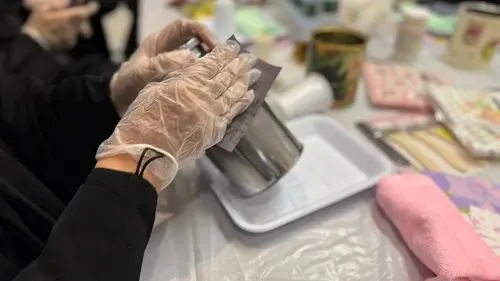 القطيف.. مرضى السرطان والمتعافون يتعلمون فن الكولاج