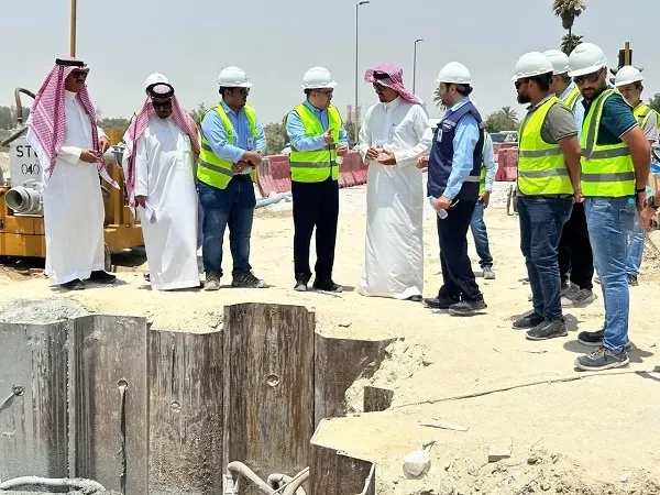 المحافظ في الميدان.. القطيف تقترب من اكتمال المياه المحلاة