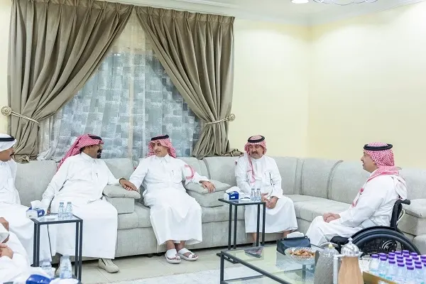وكيل إمارة الشرقية يعزي العبيد في وفاة والدته