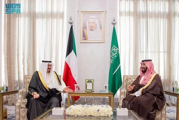 ولي العهد ورئيس وزراء الكويت يستعرضان العلاقات التاريخية