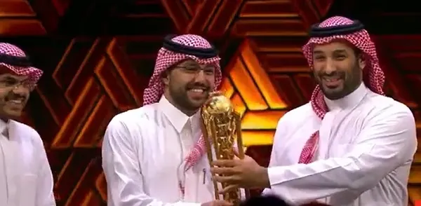 ولي العهد يتوج فريق فالكونز بكأس العالم للرياضات الإلكترونية