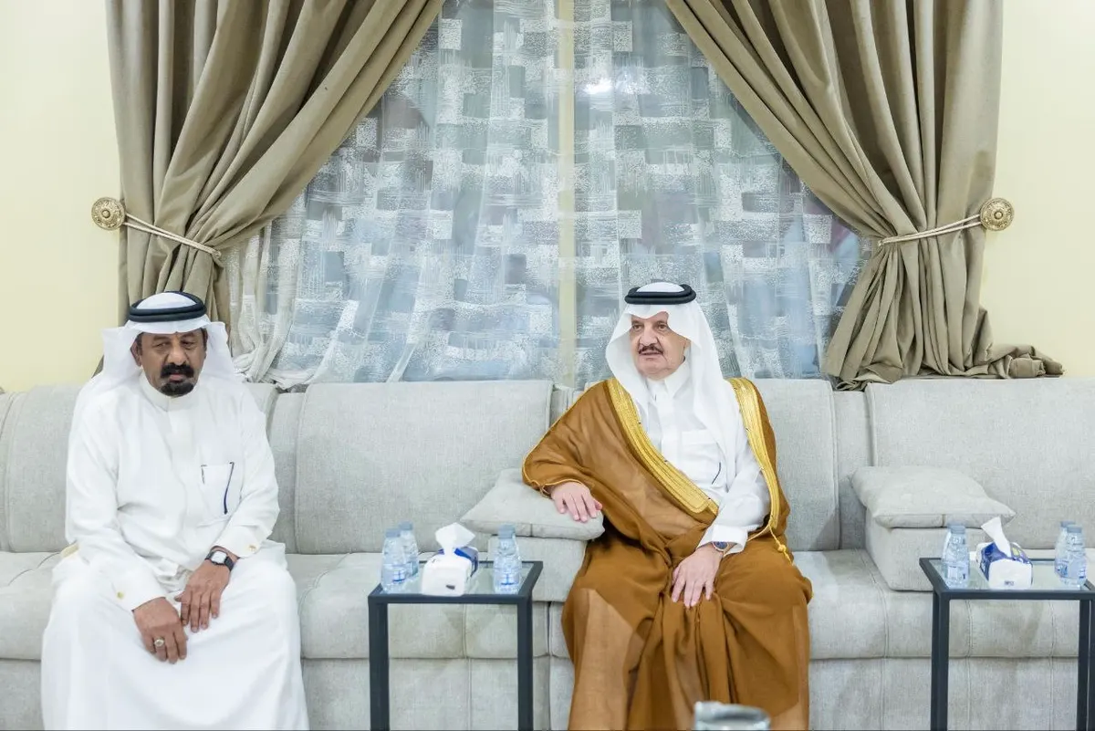 أمير الشرقية يقدم التعازي لخالد العبيد في وفاة والدته