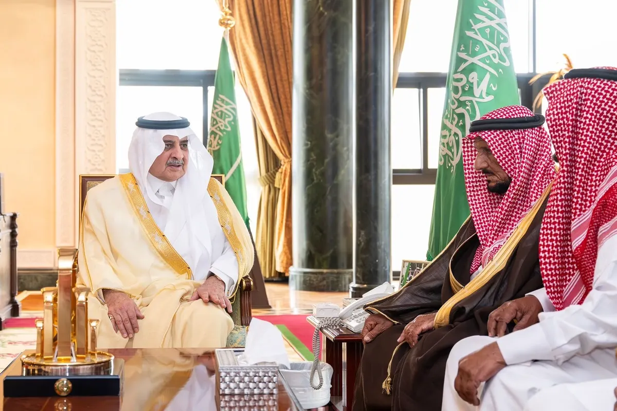 أمير تبوك يستقبل مواطناً تنازل عن قاتل ابنه