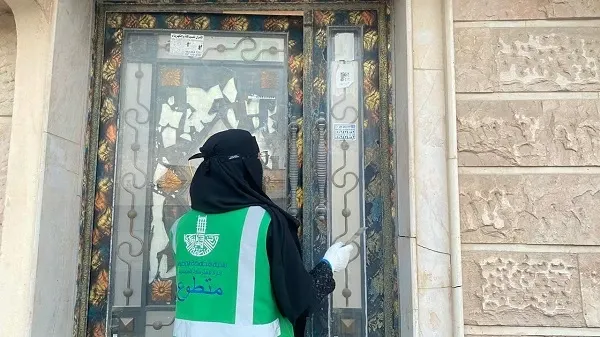 50 متطوعاً يزيلون الملصقات الدعائية في القطيف
