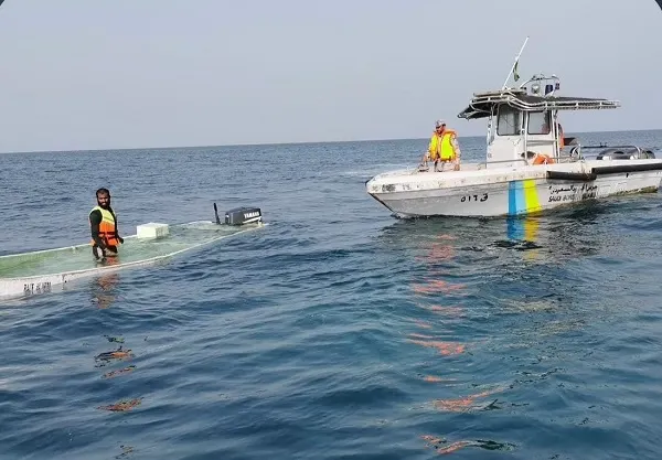 القنفذة.. إنقاذ 4 هنود انقلب قاربهم في البحر