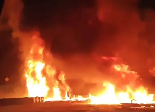 فيديو] حريق يلتهم شاحنة في طريق الظهران الجبيل