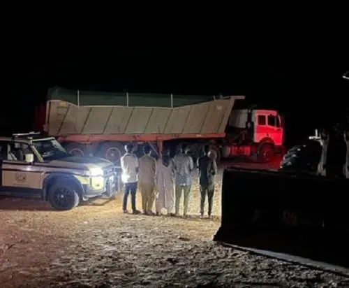 الشرقية.. ضبط 5 مقيمين يجرفون التربة