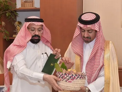 محافظ القطيف يطلع على مؤشرات مبادرتي اللوز و العسل