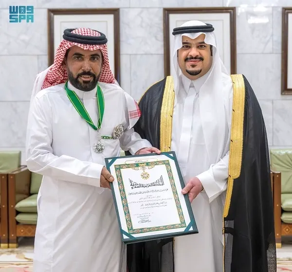 نائب أمير الرياض يسلم البطل “الدلبحي” وسام المؤسس