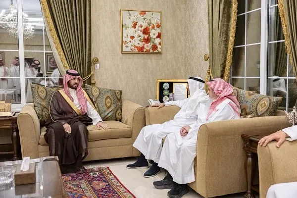 نائب أمير الشرقية يعزي أسرة الزامل