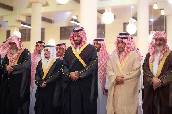 ولي العهد يؤدي صلاة الميت على مفتي المملكة