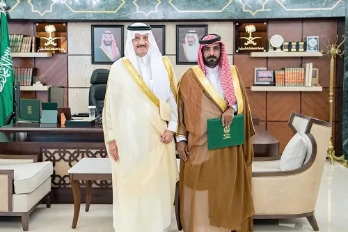 كرّمهما الأمير.. شجاعة آل سالم والخلف أخمدت حريقاً في الجبيل