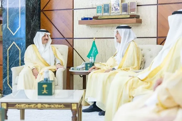 أمير الشرقية يطّلع على تقرير ملعب أرامكو