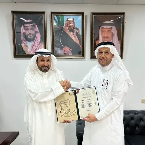 جمعية مضر تكرم نظيرتها في تاروت لمشاركتها في مساعدة أيتام القديح