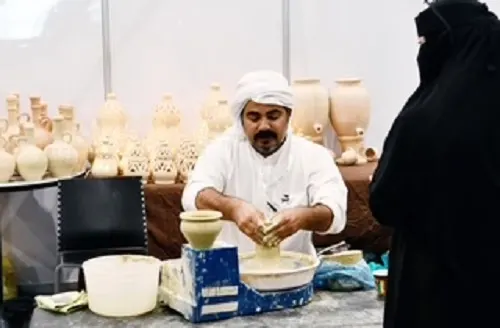 معرض الحرف.. سوق متنوع للمشغولات التراثية والشعبية
