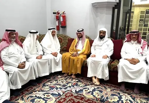 محافظ القطيف يعزي أسرة الزاير