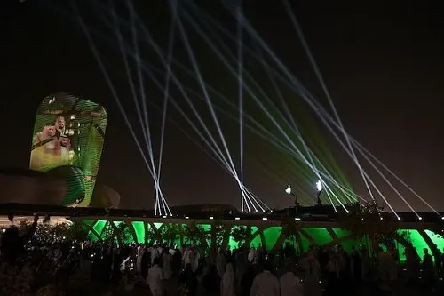 موسم الخبر: سماء الظهران تُضيء بأكثر من 1000 درون