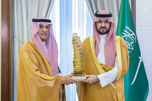 نائب أمير الشرقية يطلع على مجسم “وحدة وطن”