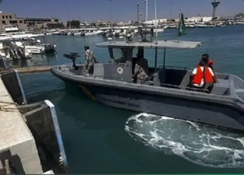 ينبع.. إنقاذ مواطنين تعطل قاربهما في عرض البحر