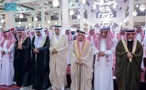 أمير الرياض يصلي على الأمير فهد بن سعود