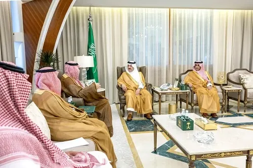أمير الشرقية يطلع على استعدادات استضافة كأس الصقور