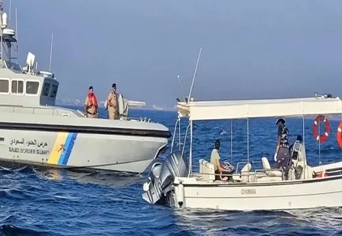جدة.. إنقاذ مواطنين تعطل قاربهما في عرض البحر