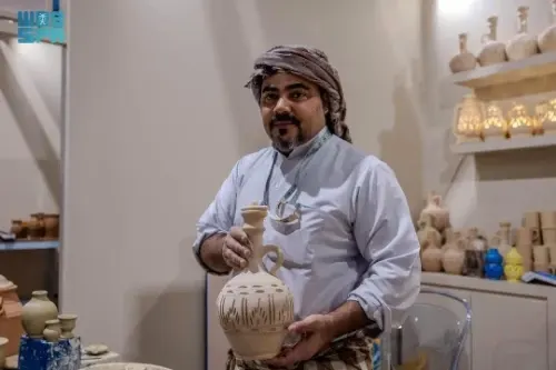 زكي الغراش ينقل مهارات صناعة الفخار في “بنان”
