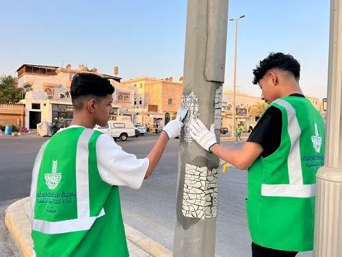 80 متطوعاً أزالوا 800 ملصق عشوائي في حديقة الناصرة وما حولها
