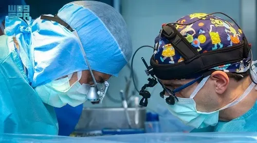 “تخصصي الرياض” : زراعة أصغر منظم ضربات قلب لمولودة تزن 2 كجم