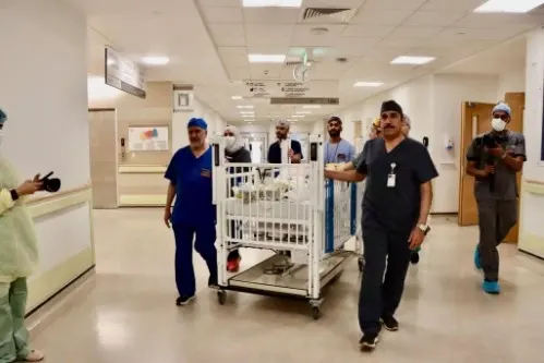 بعد جراحة دقيقة.. نجاح فصل التوأم السيامي الجامايكي “أزاريا” و “أزورا”