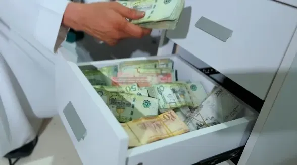 جوالات “مضروبة” في الرياض تقود إلى عصابة غش في جدة