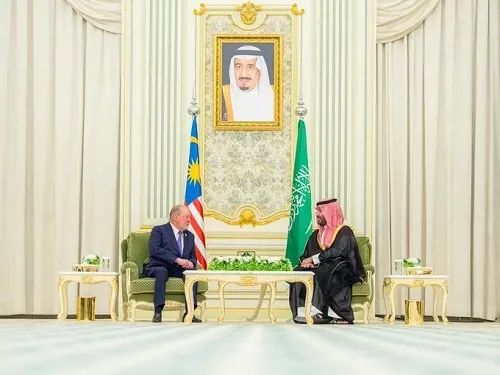 ولي العهد وملك ماليزيا يبحثان التعاون الثنائي