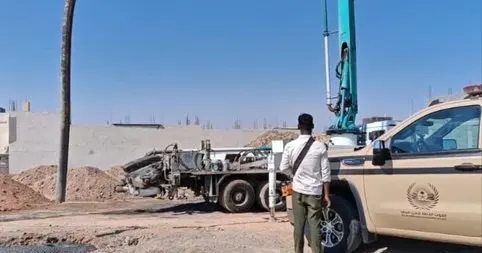 المدينة.. ضبط مقيم لوث التربة بالخرسانة
