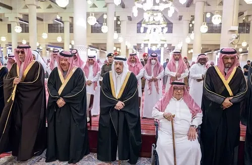 أمير الرياض يؤدي صلاة الميت على الأمير عبدالله بن فهد