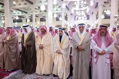 أمير الرياض يؤدي صلاة الميت على والدة الأمير مشعل بن بدر