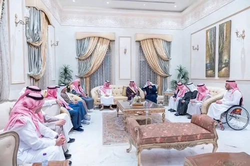 أمير الشرقية يعزي أسرة العثمان