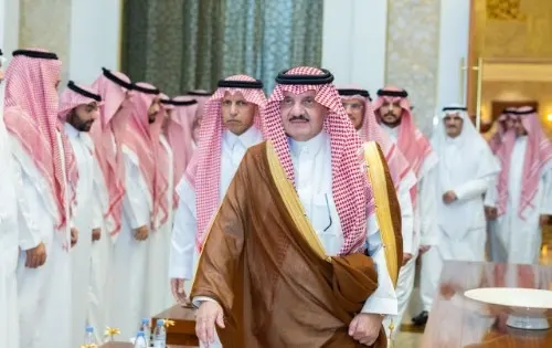 أمير الشرقية يعزي عضو الشورى سعد العتيبي في والده